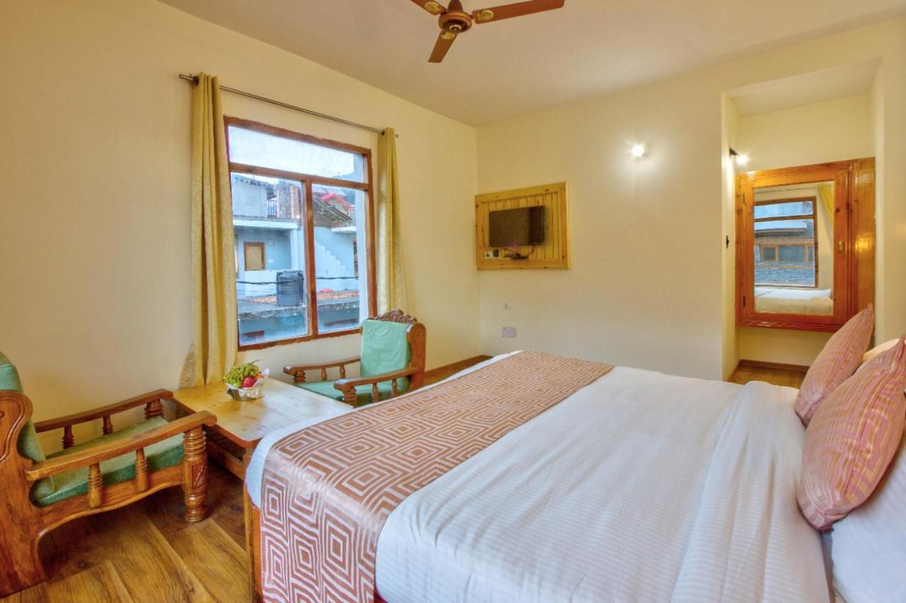 Ayushman Hotels Manāli エクステリア 写真